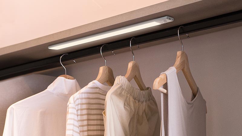 Tres maneras de iluminar el interior de tu armario sin instalación eléctrica